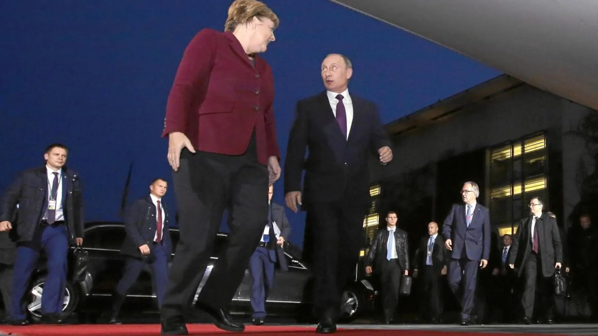La canciller alemana, Angela Merkel, recibe ayer al presidente ruso, Vladimir Putin, en la Cancillería de Berlín