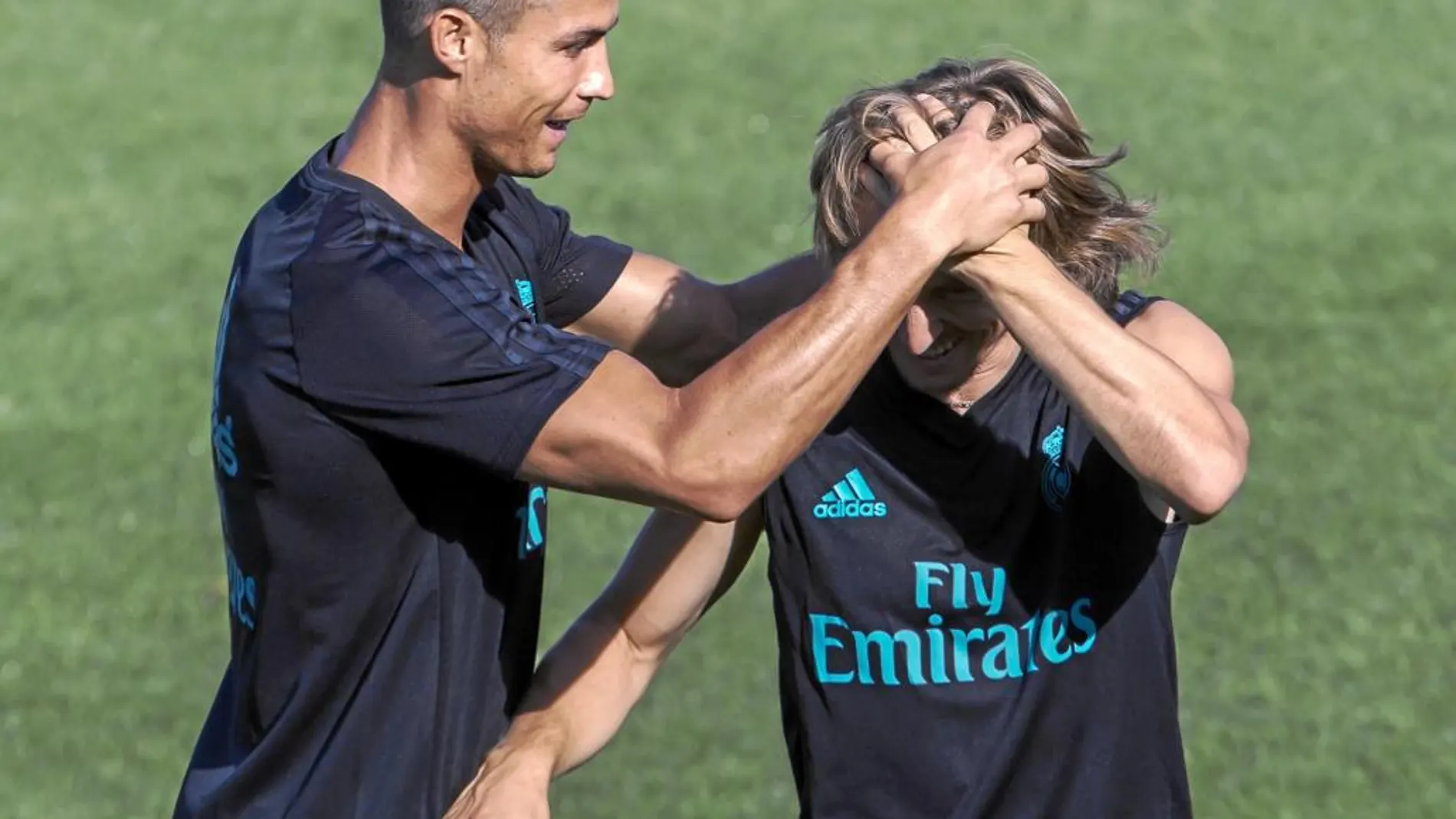 Cristiano Ronaldo bromea con Modric en el entrenamiento de ayer. El primero no va a jugar; el segundo sí que puede