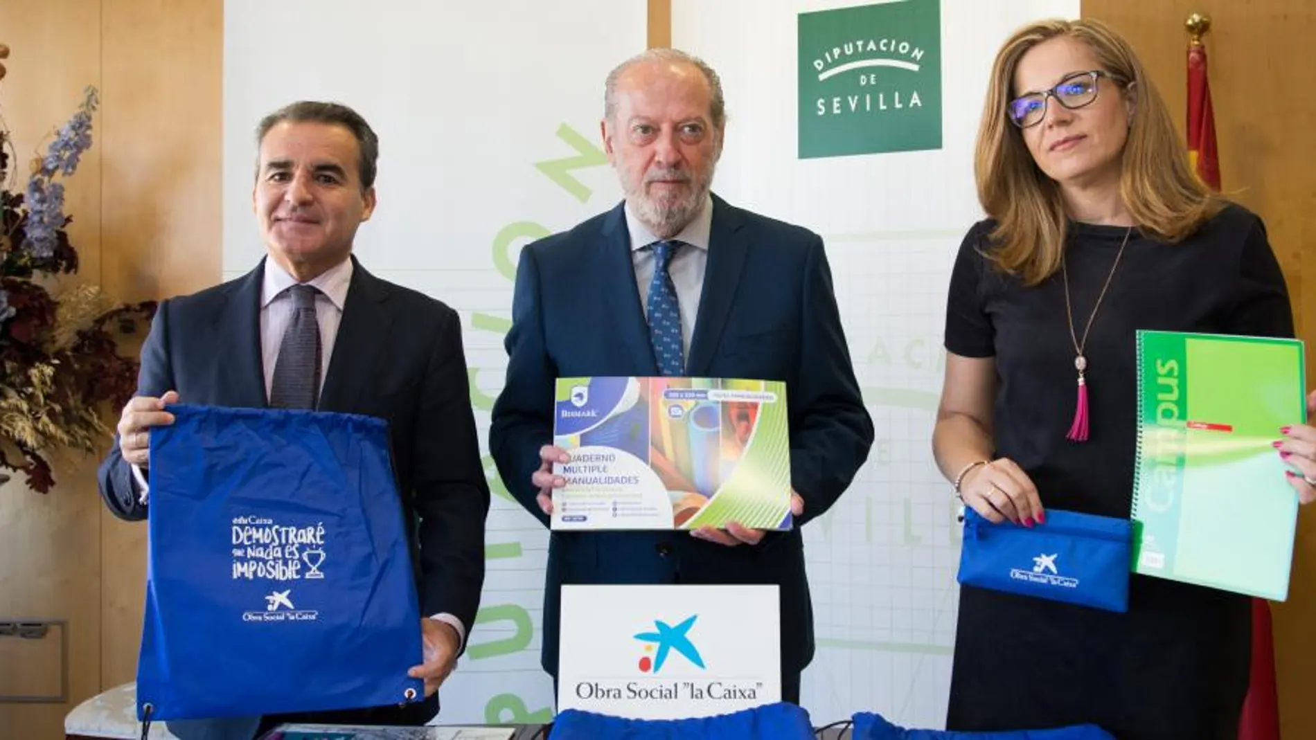 El presidente de la Diputación de Sevilla, Fernando Rodríguez Villalobos, y el director territorial de CaixaBank en Andalucía Occidental, Rafael Herrador, presentaron la campaña