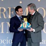 Imagen de Enrique Ponce recogiendo el Premio Commodore de manos del Ministro de Cultura Méndez de Vigo