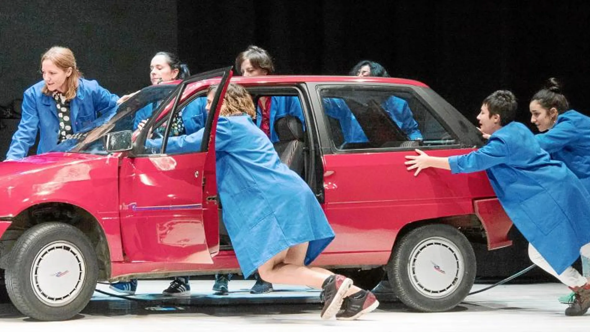 «Garage» sube a auténticas trabajadoras del sector del automóvil al escenario del Teatro Valle-Inclán
