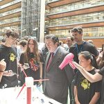 Alumnos del proyecto ganador ION explican su idea al presidente de Endesa