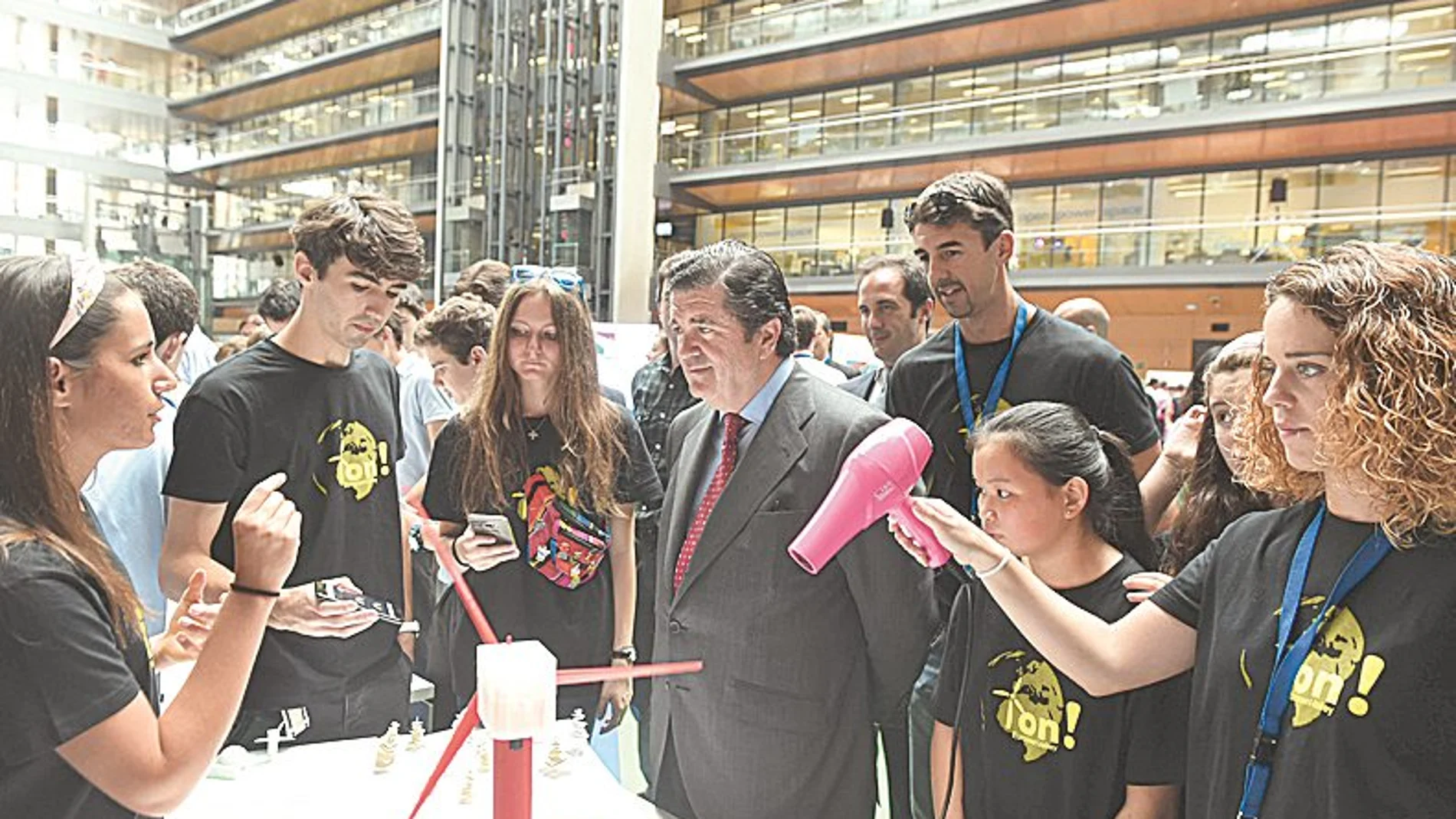 Alumnos del proyecto ganador ION explican su idea al presidente de Endesa