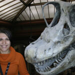 Verónica Díez Díaz, junto al cráneo del saurópodo jurásico Giraffatitan. / Heinrich Mallison / Museo de Historia natural de Berlín