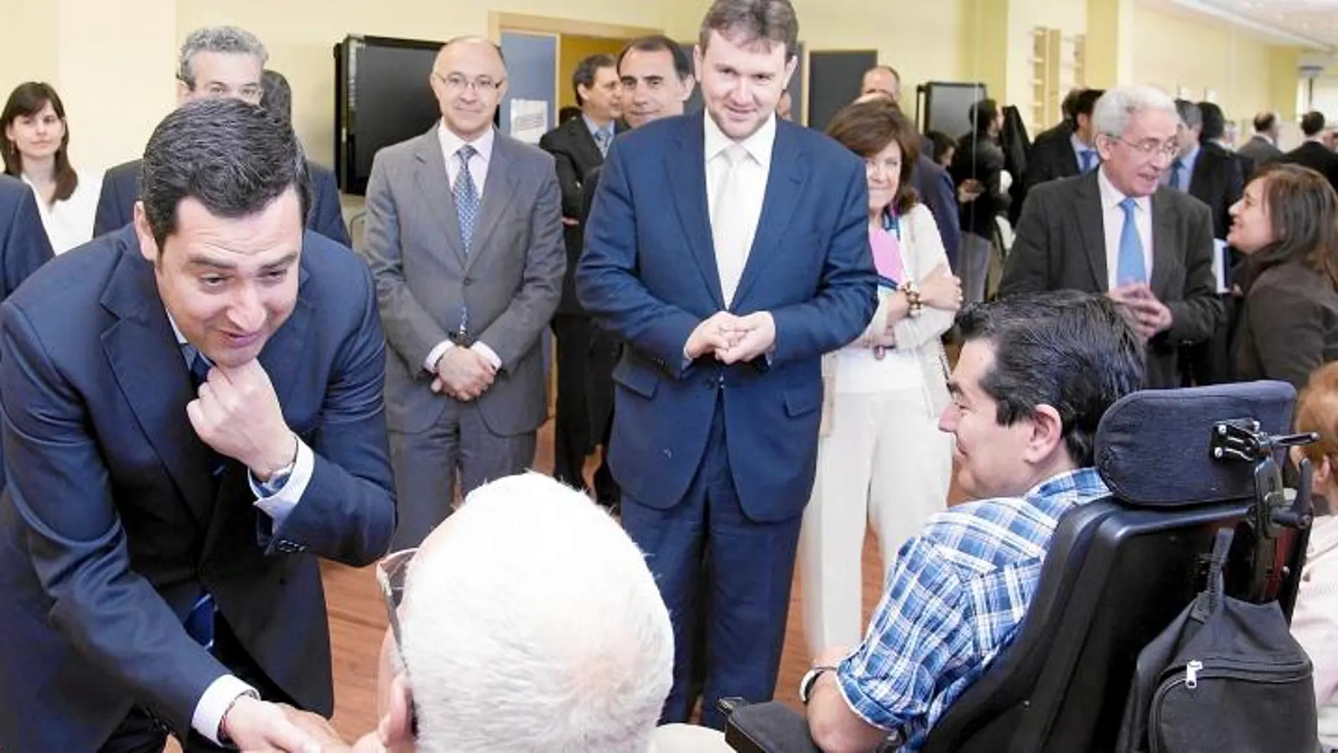 El alcalde Javier Lacalle y el delegado del Gobierno, Ramiro Ruiz Medrano, acompañan a Juan Manuel Moreno, en su visita a Burgos