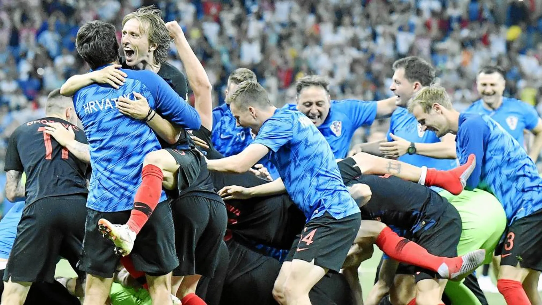 Modric celebra con sus compañeros el pase a los cuartos de final / Efe