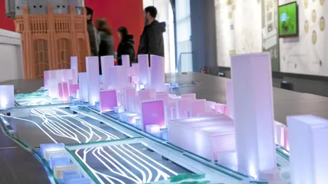 El urbanismo, como el de la ampliación de la Castellana, el ciclo del agua o los sistemas de movilidad y transporte son obras coordinadas por ingenieros