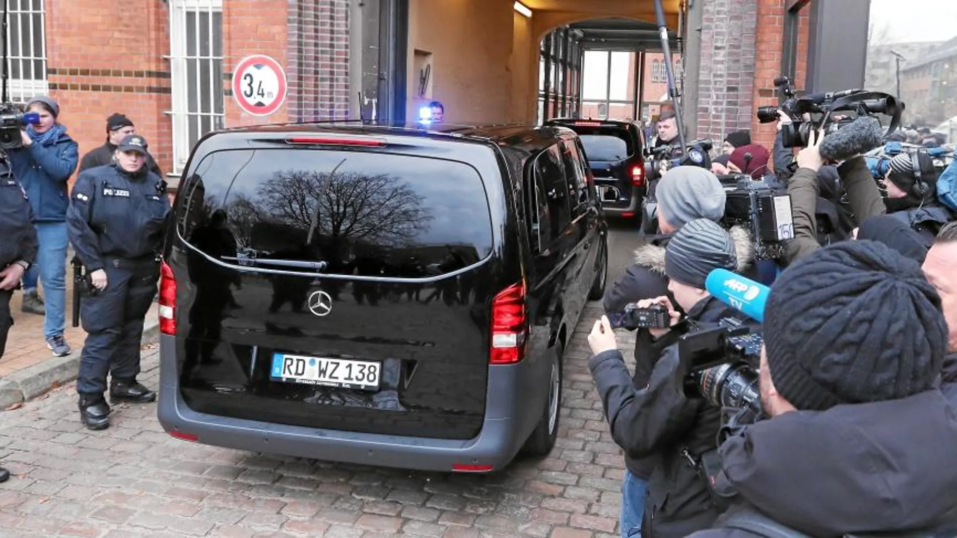 El ex presidente de la Generalitat llega ayer en furgón policial a las dependencias judiciales de Neumüster trasladado desde la prisión de Schleswig-Holstein