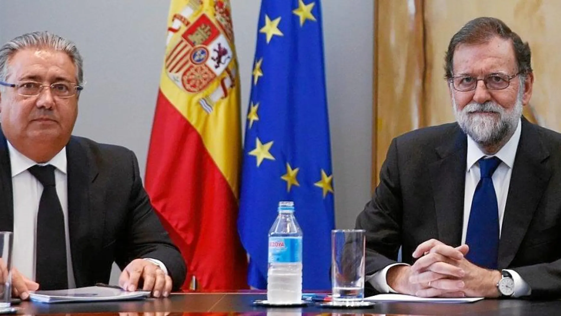Mariano Rajoy y el ministro de Interior, Juan Ignacio Zoido, ayer en Moncloa, donde el ministro informó al presidente de la decisión de la mesa de evaluación