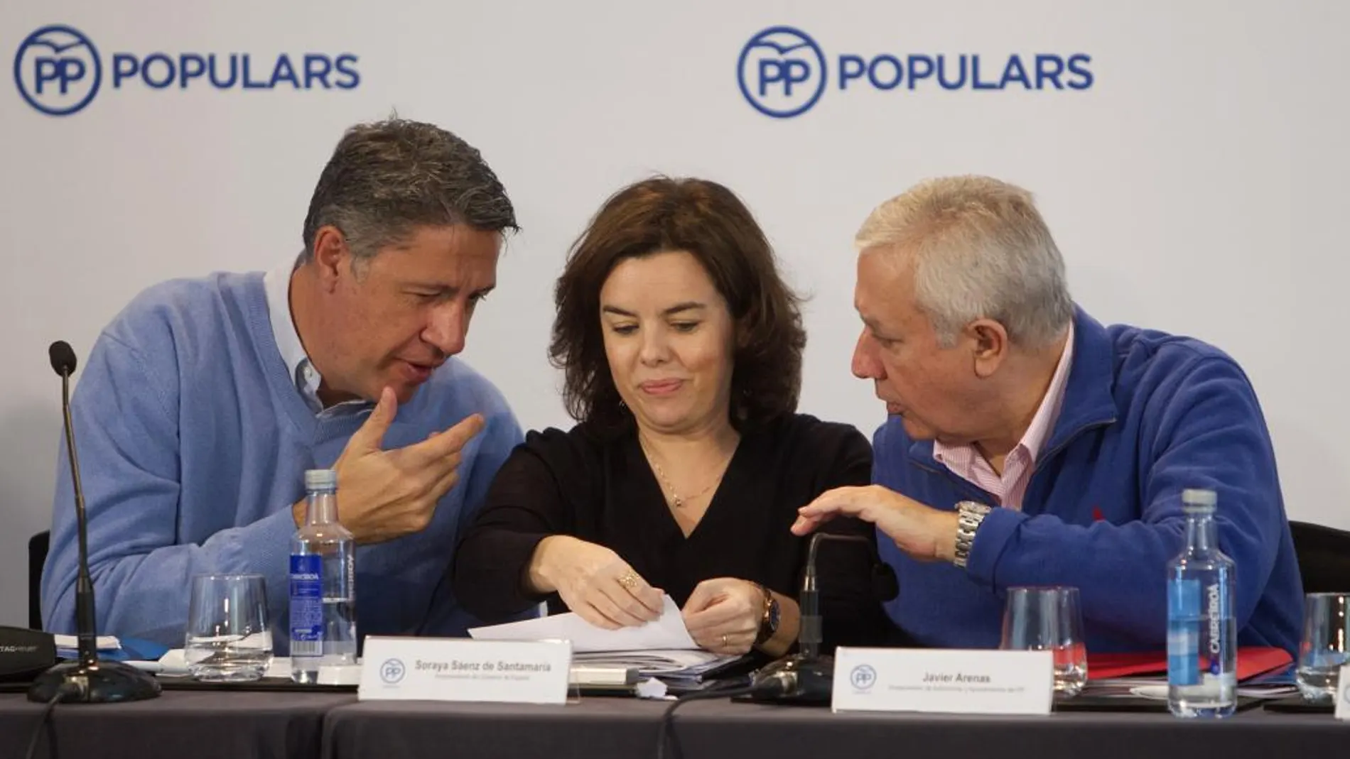 Soraya Sáenz de Santamaría junto a Javier Arenas y Xavier García Albiol en la reunión de la Ponencia de Economía y Administración Territorial