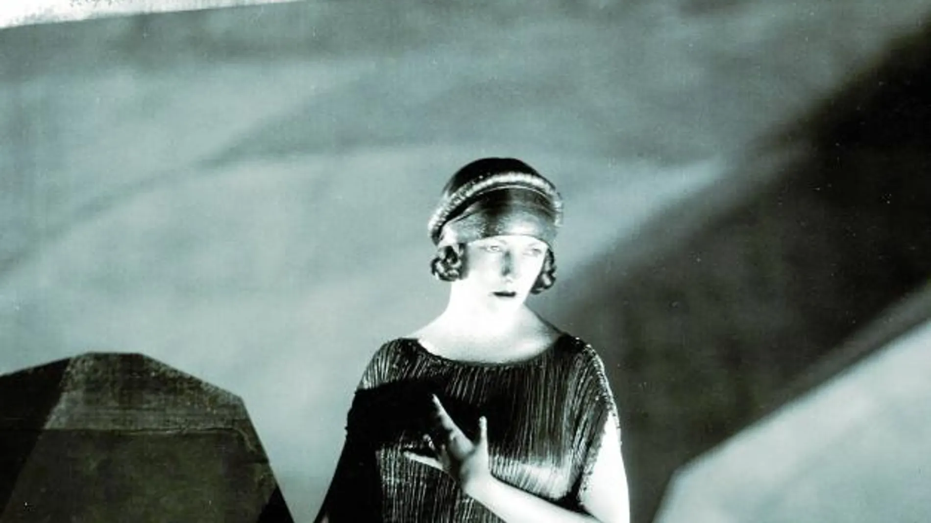 Natacha Rambova, mujer de Rodolfo Valentino, con un Delphos en 1924