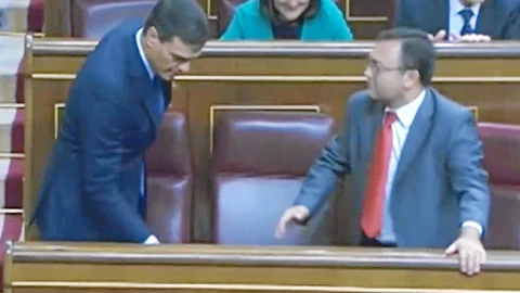 Pedro Sánchez, llegó a su escaño en la sesión constitutiva del Congreso de los Diputados y evitó devolver el saludo que, efusivamente, le dedicó el diputado andaluz Miguel Ángel Heredia.