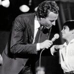 Julio Iglesias sube al escenario a sus hijos Enrique (izq) y Julio José (dcha)