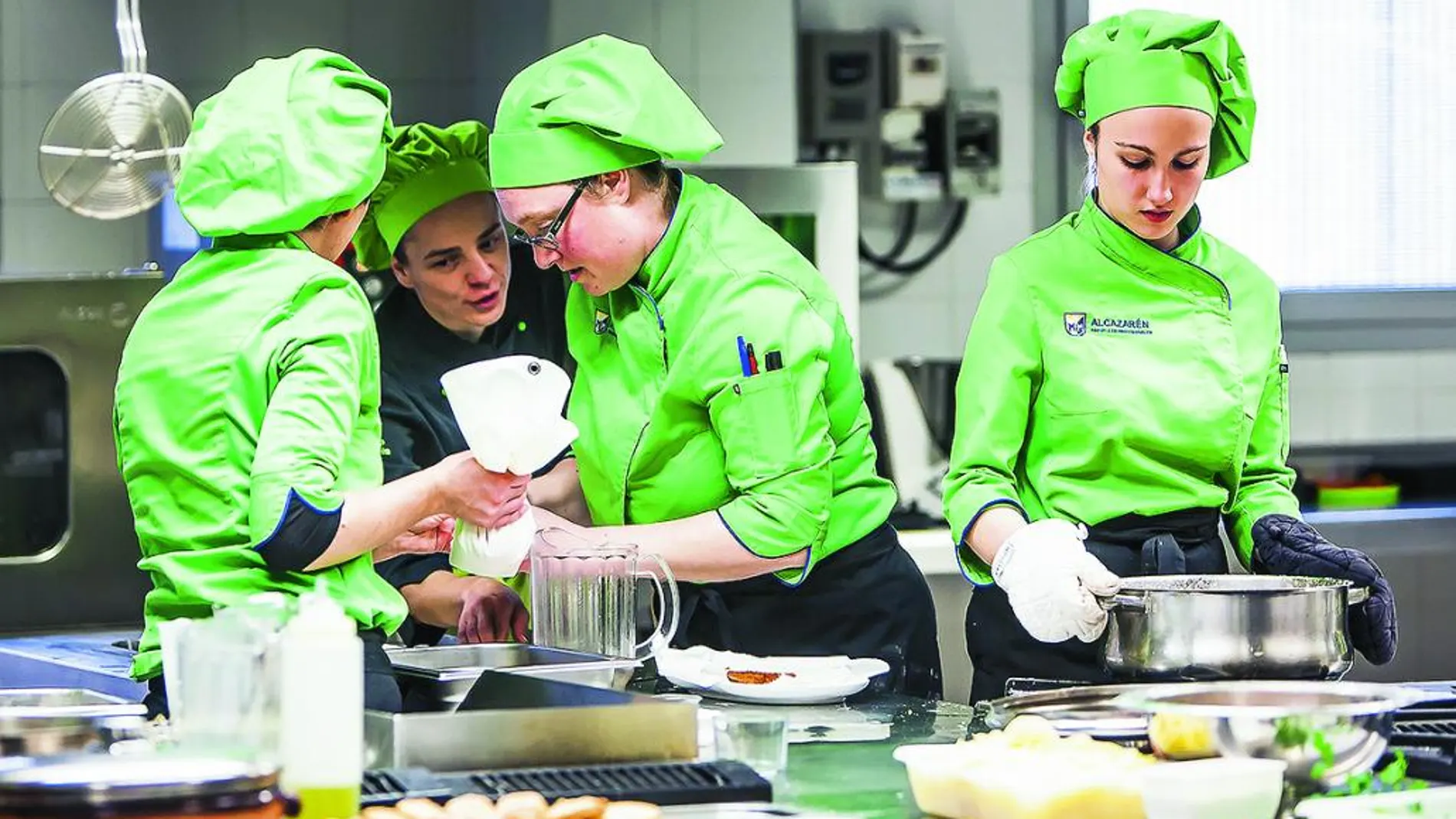 Alumnas del ciclo formativo de Grado Superior de Cocina en una de las clases