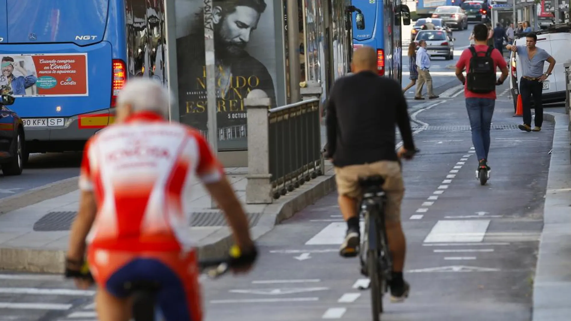 Un ciclista, ayer, comparte carril bici con un joven en patinete en el centro. Algo, según denuncian, muy habitual. Foto: Jjavier Fdez.-Largo
