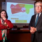 En la imagen la doctora Hoyas y el doctor Hayas en el momento de la apertura de la charla que la primera pronunció sobre el tema / Foto: La Razón