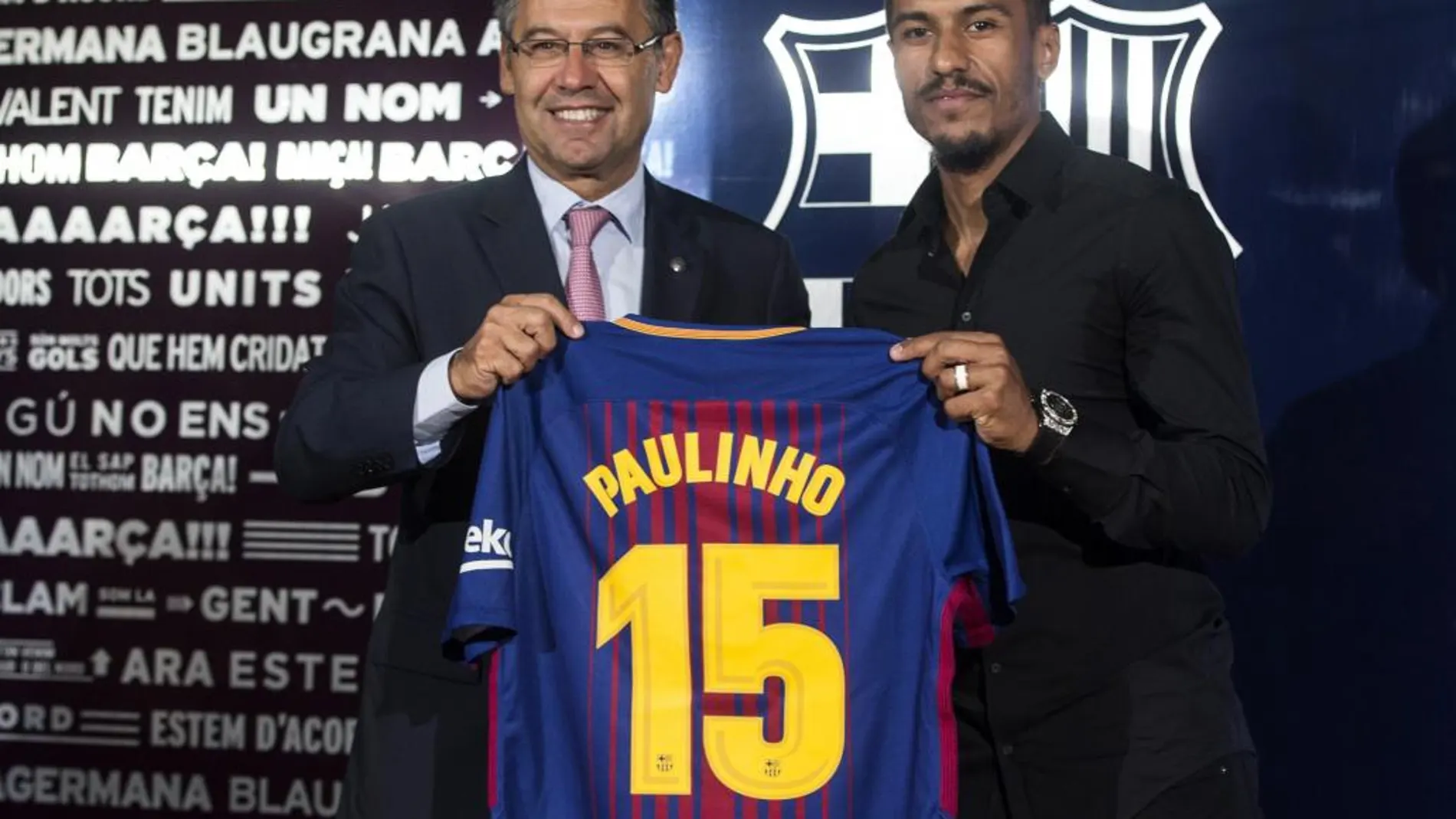 Josep Maria Bartomeu y Paulinho posan con la camiseta que lucirá el jugador durante esta temporada