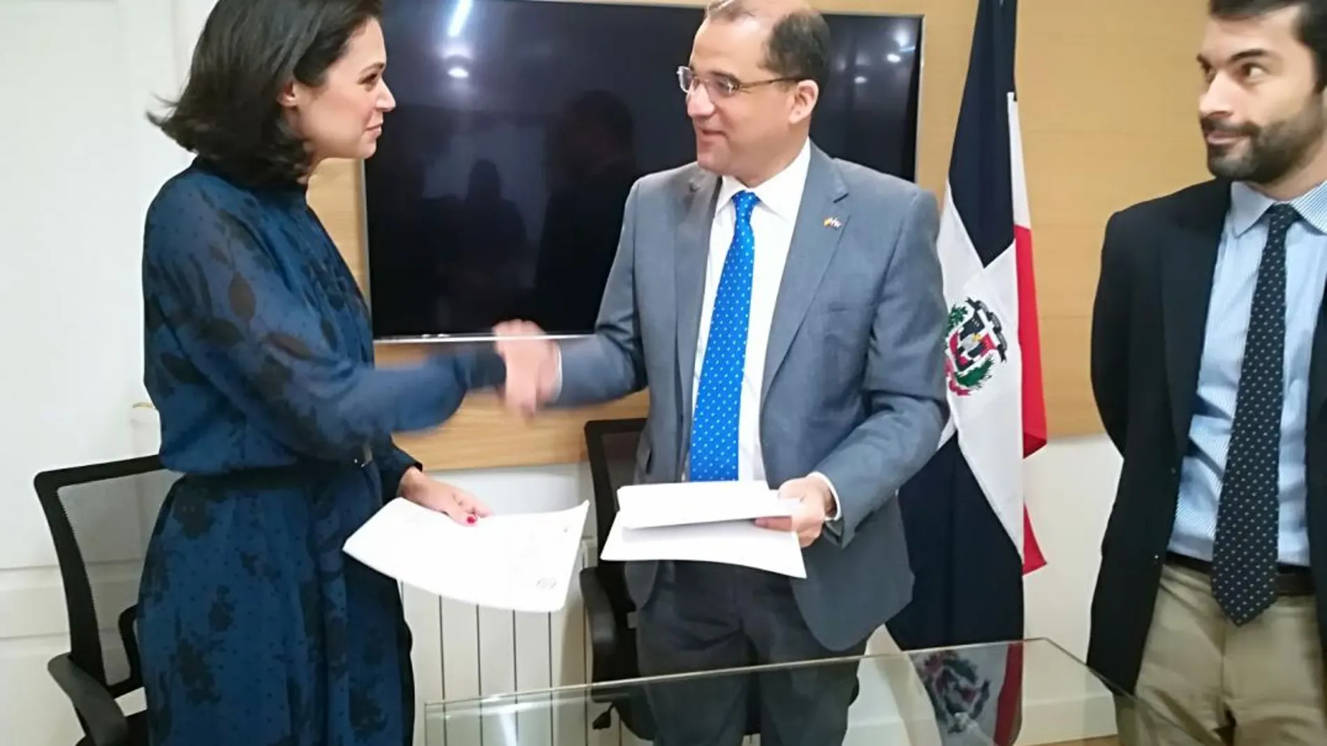 El embajador de la República Dominicana Olivo Rodríguez Huertas, (a la derecha) estrecha la mano de la presidenta del Patronato (FASM), María Guerrero Sanz, después de haber firmado el referido convenio.