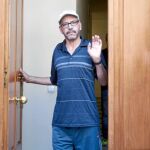 Ibrahim Aalla, padre de Mohamed, puesto en libertad ayer, defiende la inocencia de su hijo a la puerta de su domicilio en Ripoll (Gerona)