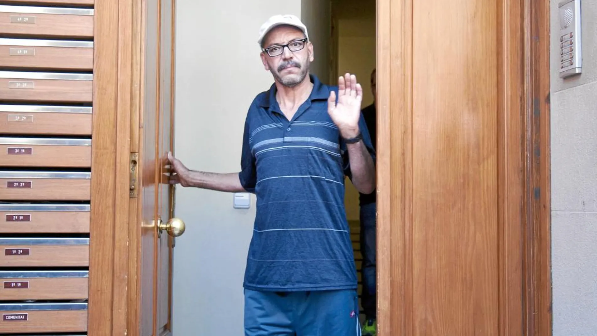 Ibrahim Aalla, padre de Mohamed, puesto en libertad ayer, defiende la inocencia de su hijo a la puerta de su domicilio en Ripoll (Gerona)