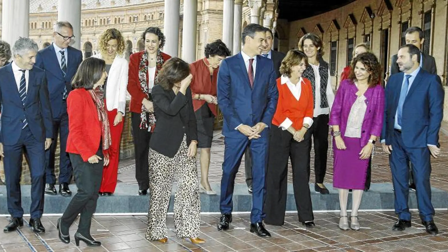 Sánchez y sus ministros posan ayer en la PLaza de España de Sevilla hasta donde se desplazaron parea celebrar el Consejo de Ministros de esta semana