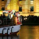 Los Reyes Magos llegan a Medina de Rioseco en el barco Antonio de Ulloa por el Canal de Castilla mientras saludan a los centenares de niños y mayores que les esperan
