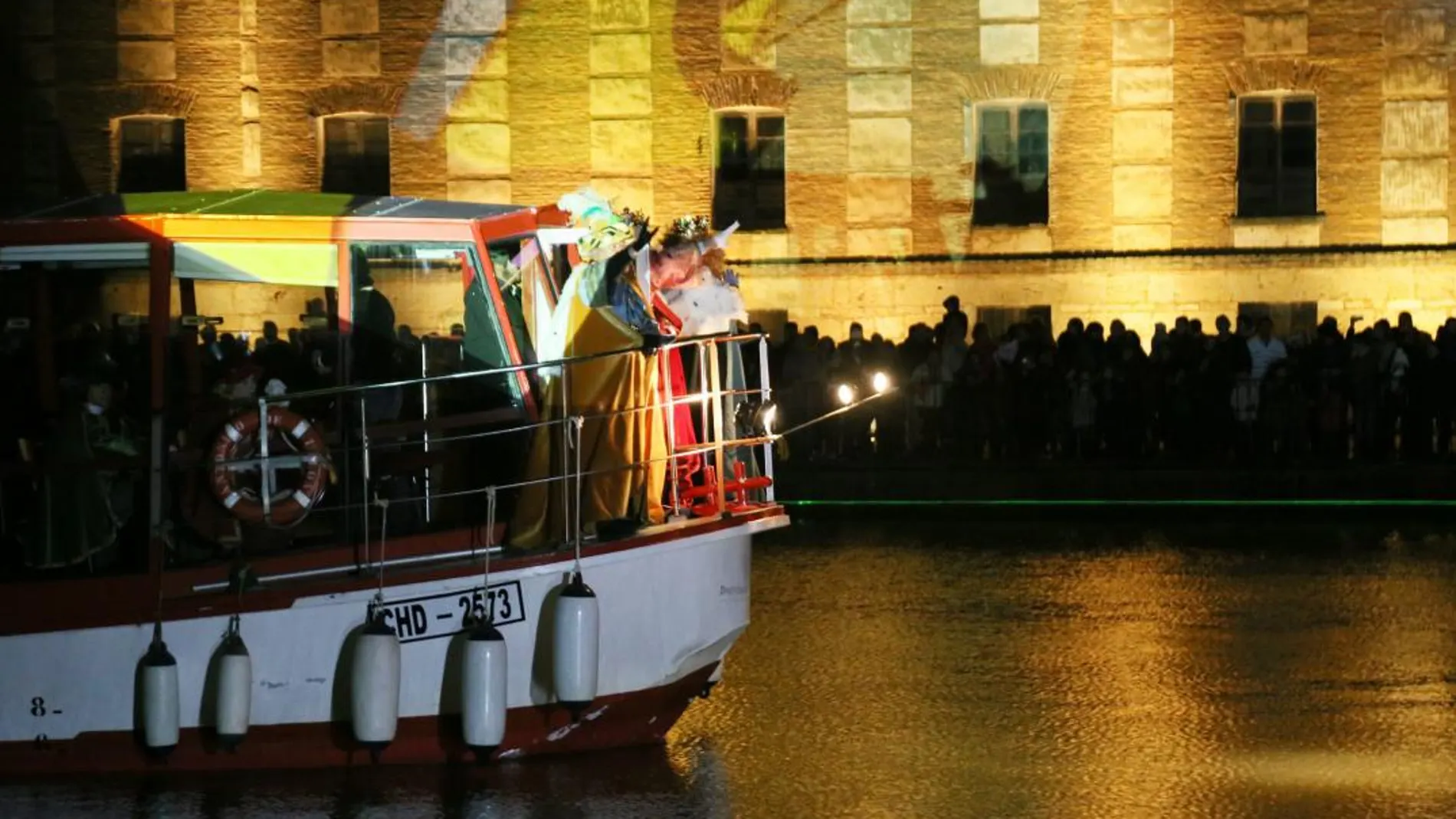 Los Reyes Magos llegan a Medina de Rioseco en el barco Antonio de Ulloa por el Canal de Castilla mientras saludan a los centenares de niños y mayores que les esperan