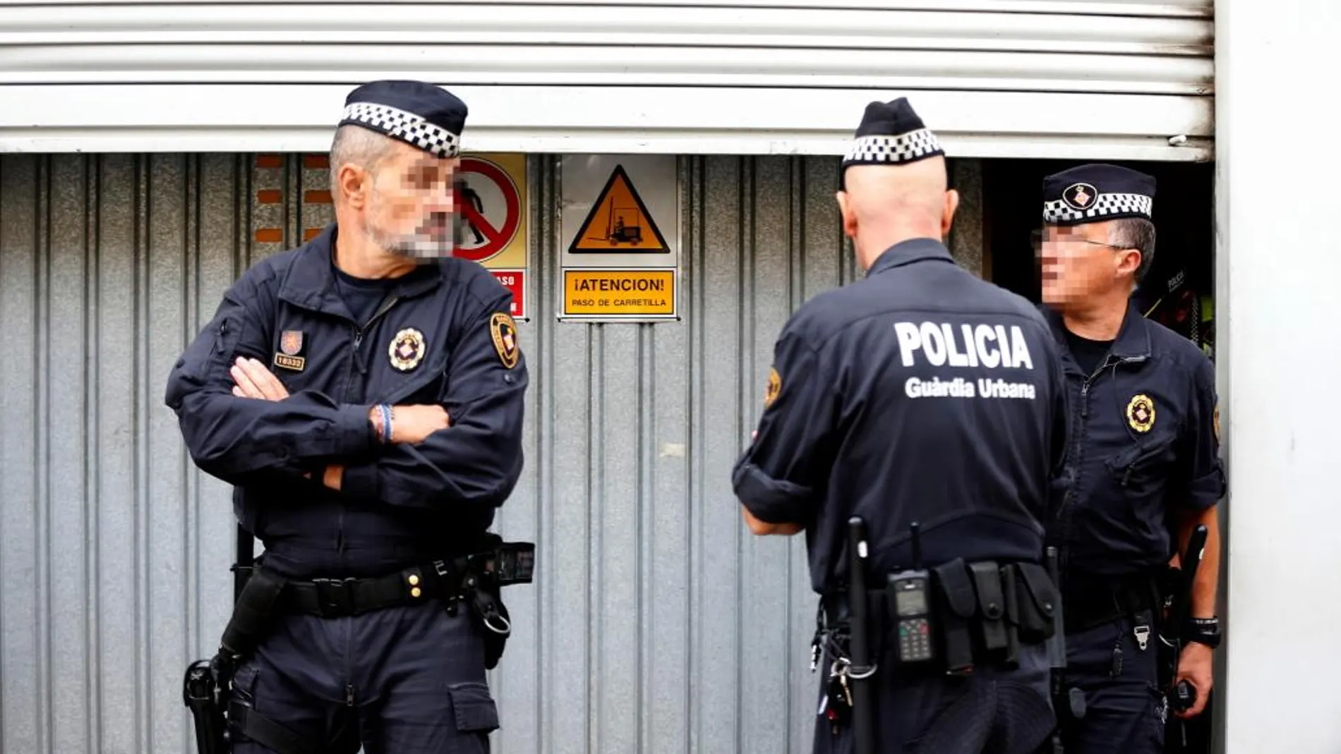 Agentes de la Guardia Urbana de Barcelona custodian un almacén municipal donde se guardan urnas.