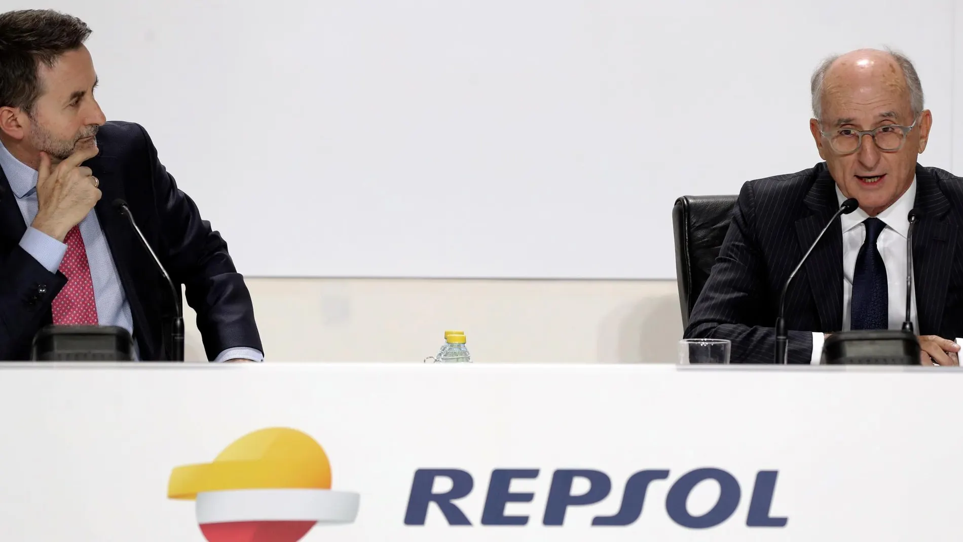 Josu Jon Imaz, consejero delegado de Repsol (i) y Antonio Brufau (d), presidente