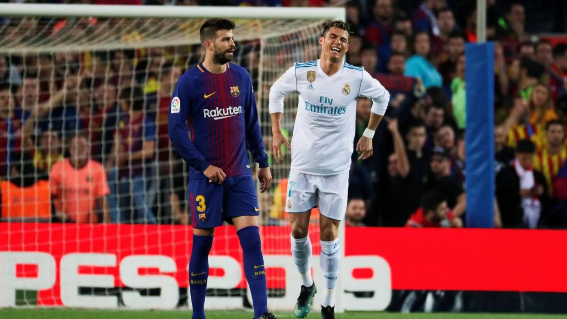 Cristiano Ronaldo se duele del pisotón de Piqué/ Efe