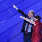 El nominado a vicepresidente demócrata, Tim Kaine, y su esposa, Anne Holton, en el tercer día de la Convención Nacional Demócrata