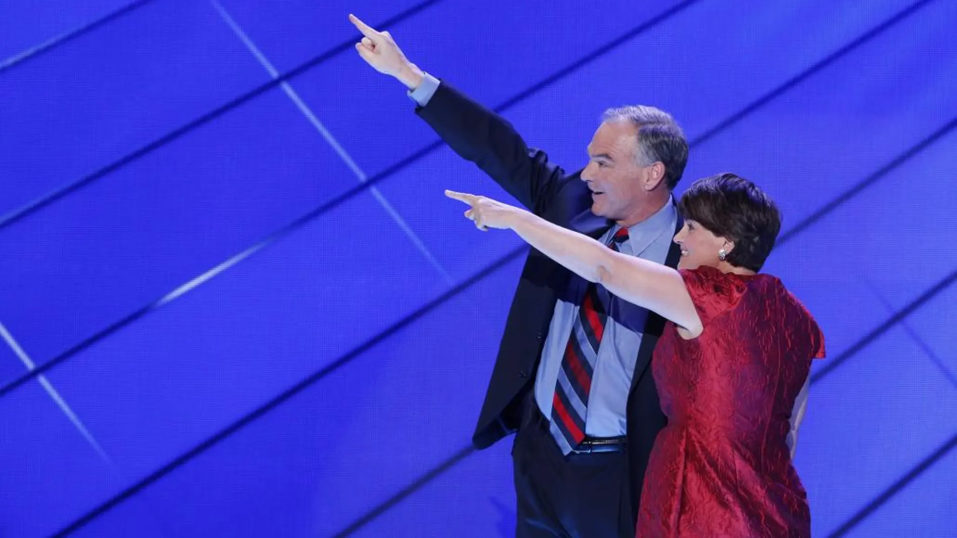 El nominado a vicepresidente demócrata, Tim Kaine, y su esposa, Anne Holton, en el tercer día de la Convención Nacional Demócrata