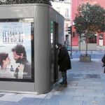 Imagen remitida por los comerciantes de Plaza Mayor al concejal de Centro en la que se ve a un indigente orinando en la puerta de un aseo municipal