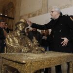 Jan Fabre, ayer en el CAAC de Sevilla mostrando una de sus obras