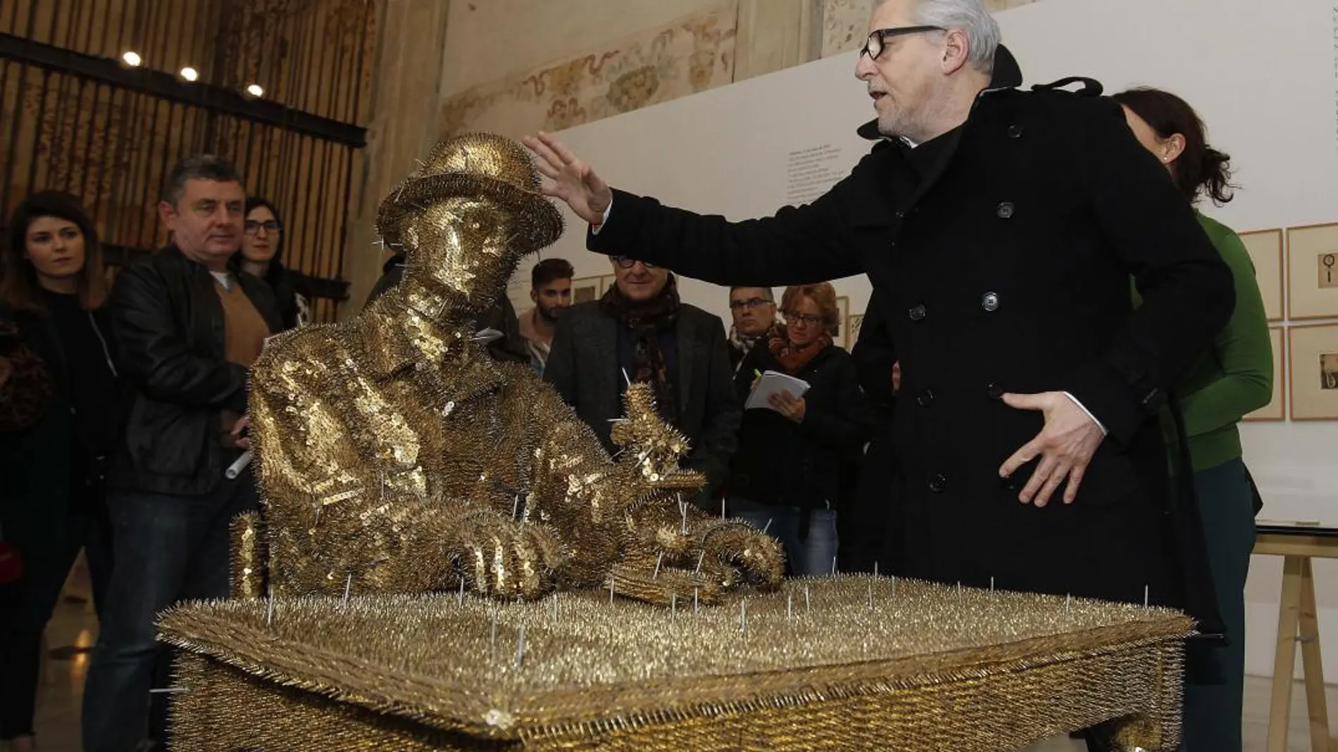 Jan Fabre, ayer en el CAAC de Sevilla mostrando una de sus obras