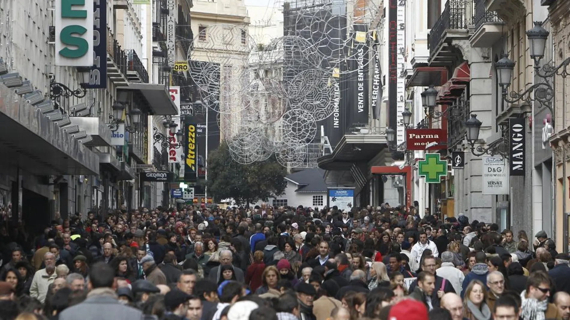 La calle Preciados, abarrotada en Navidad