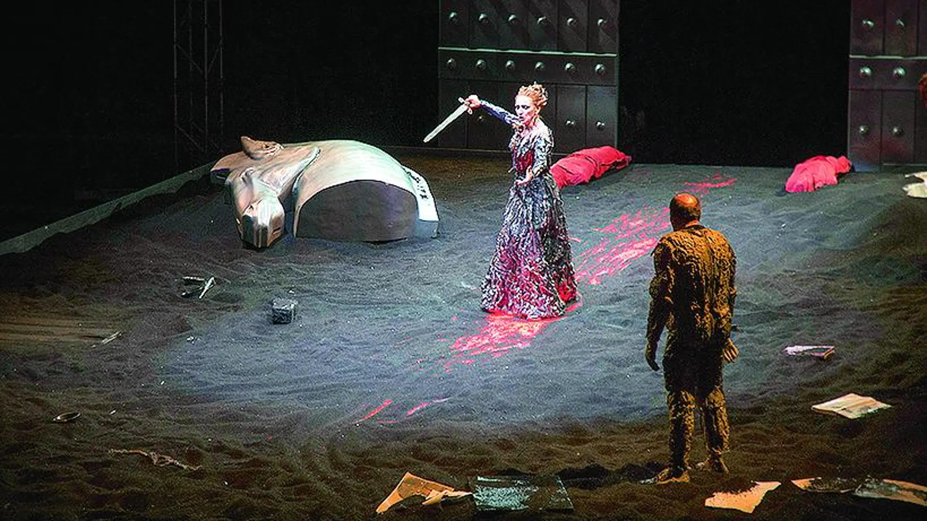 La visciralidad de la puesta en escena es visible desde el principio y deja a primera vista que estamos ante un montaje que quiere ir directo a la yugular.