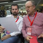 El líder socialista en Castilla y León, Luis Tudanca, conversa con el secretario provincial del PSOE de Ávila, Jesús Caro, durante el XIV Congreso de esta formación