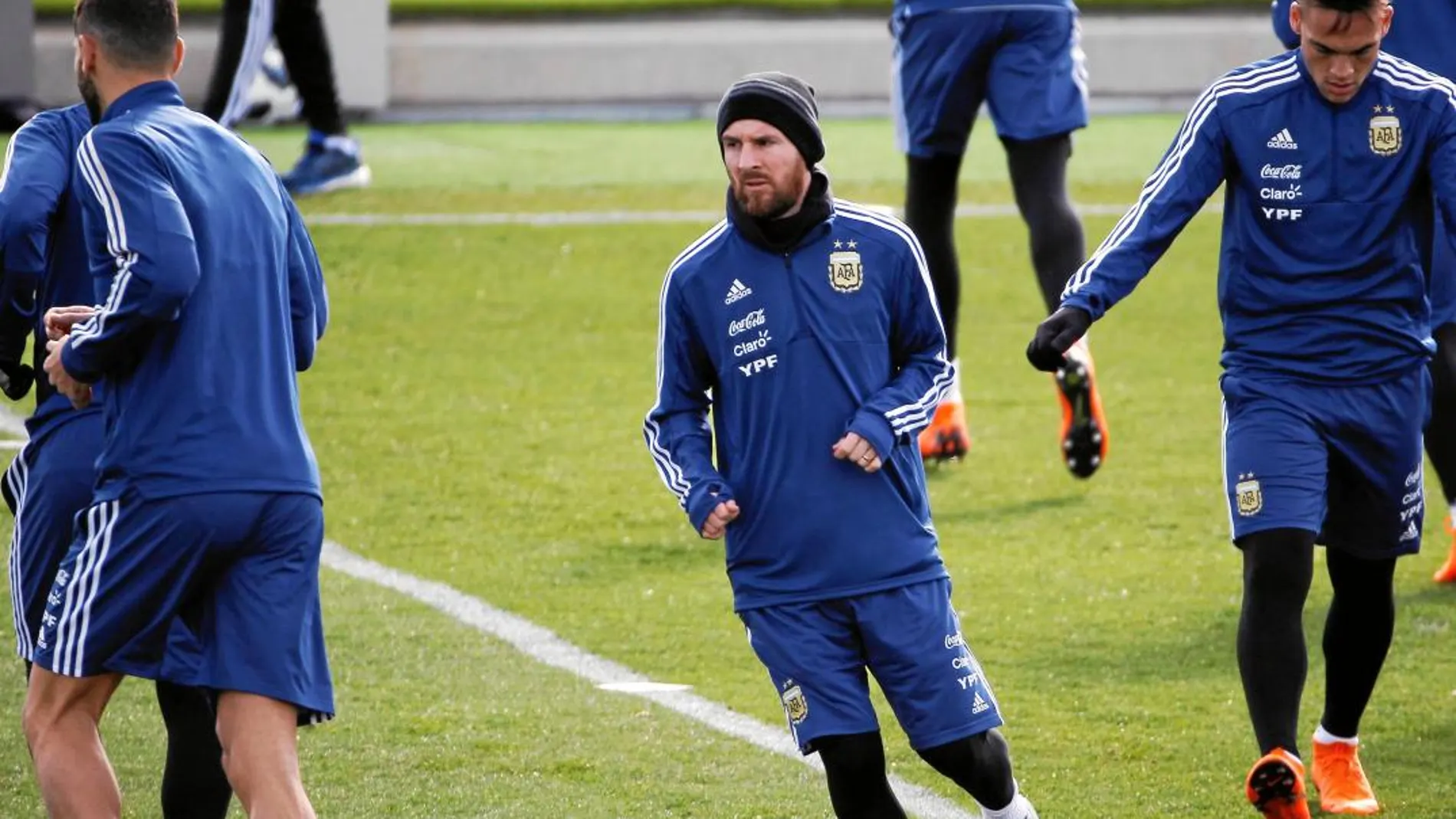 Messi, en un entrenamiento en Valdebebas rodeado de compañeros de la albiceleste