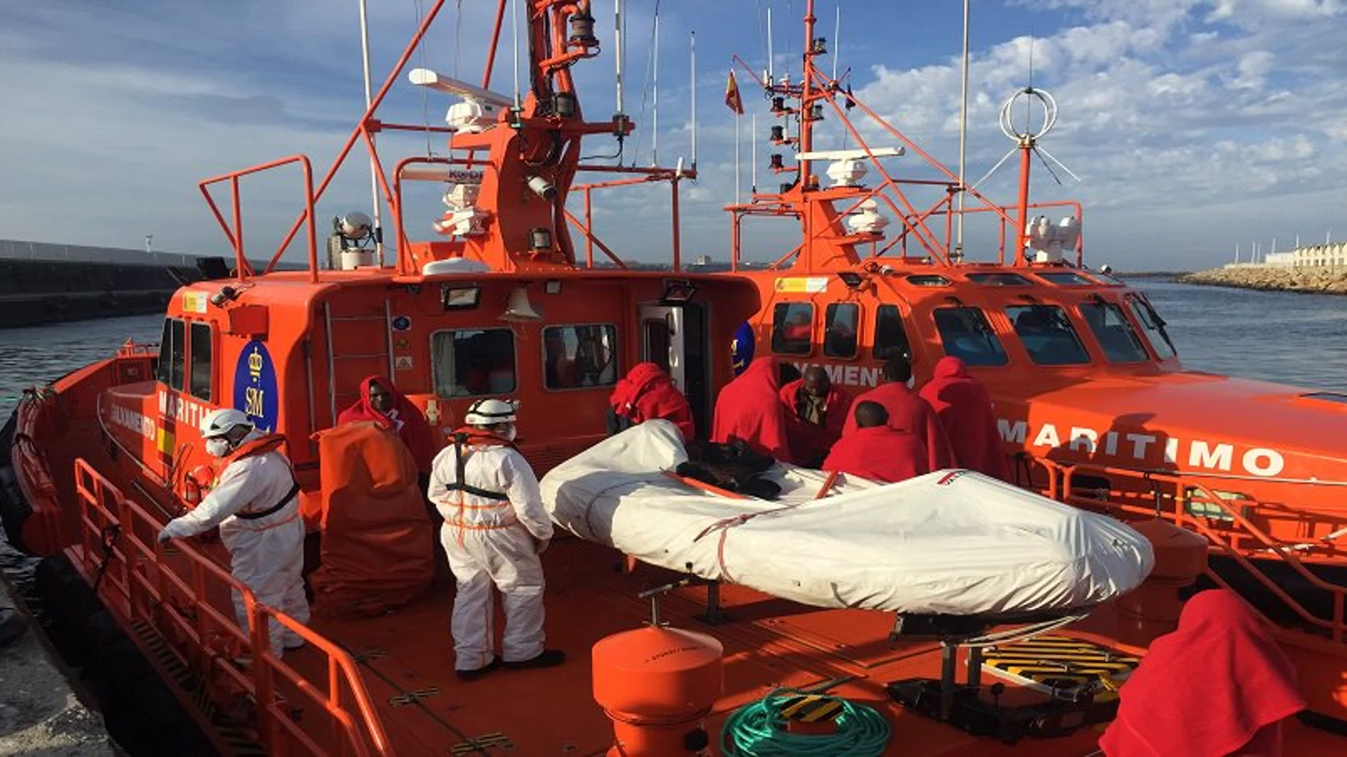 Imagen de las personas rescatadas en una embarcación de Salvamento Marítimo