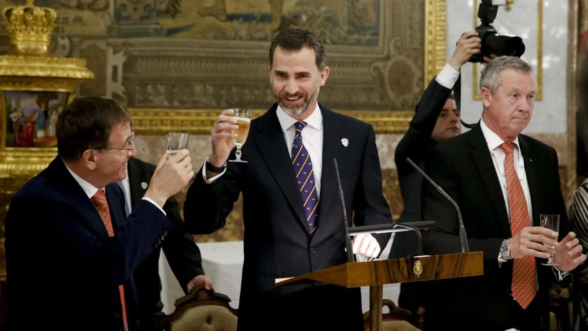 El Príncipe de Asturias, Felipe de Borbón (c), brinda junto al director ejecutivo de la Comisión de Evaluación del Comité Olímpico Internacional (COI), el suizo Gilbert Felli (i), y el francés Guy Drut (d), al inicio de la cena ofrecida hoy en el Palacio Real