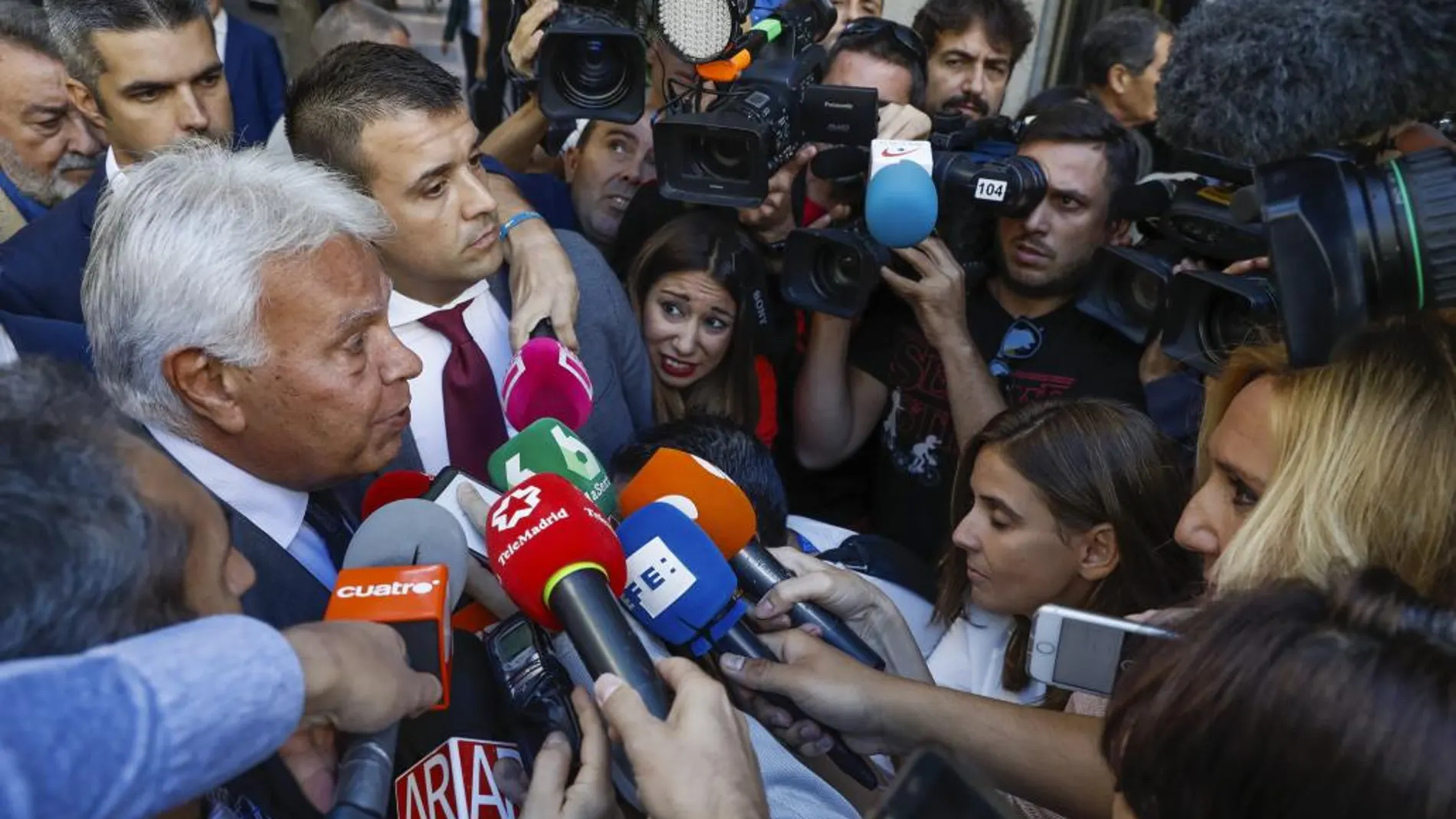 El expresidente del Gobierno Felipe González atiende a los medios durante su participación en la II Asamblea de Madrid Foro Empresarial
