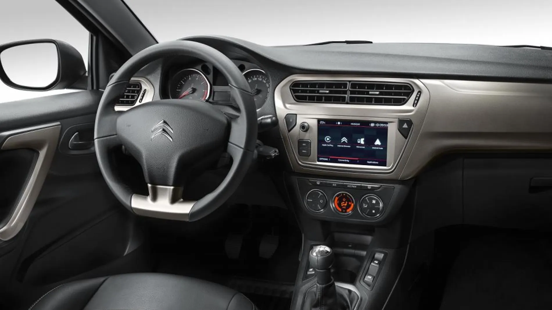 Cuenta con sistemas como el Citroën Connect Radio y Citroën Connect Nav.