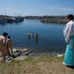 Sacerdotes japoneses en su rito del mar