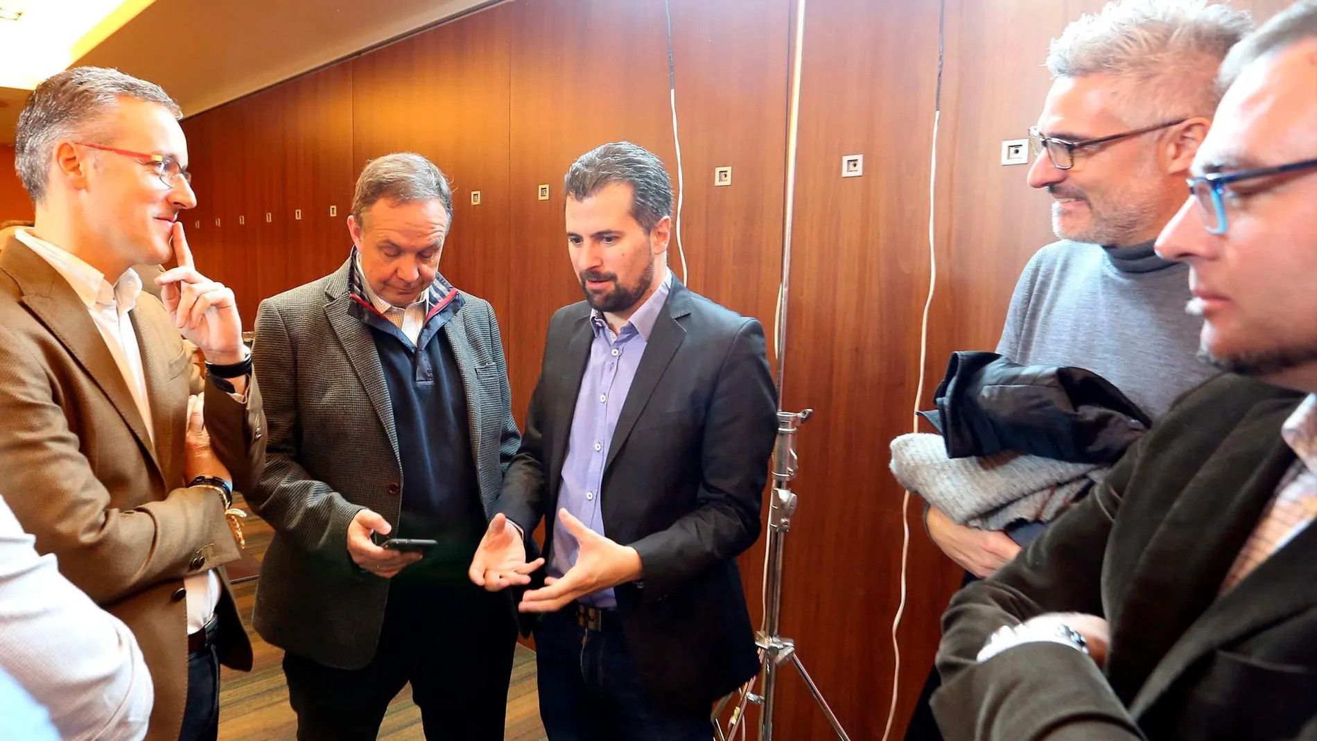 Tudanca conversa con los directores de medios de comuicación Ignacio Fernández (Onda Cero); Gorka Ruiz (Efe); Luis Miguel Torres (Ical) y José Luis Martín (ABC)