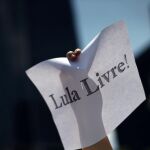 Cartel de apoyo a la libertad de Lula. REUTERS/Edgard Garrido