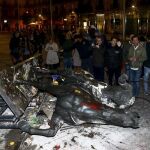 La polémica estatua ecuestre de Francisco Franco decapitado, que forma parte de la exposición '' Franco ,Victora, República. Impunidad y espacio urbano'' en Barcelona, fue extraída esta noche de sus rieles y zarandeada hasta tumbarla.