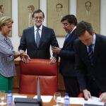 Mariano Rajoy junto a los diputados María Dolores de Cospedal y José Antonio Bermúdez de Castro, y el portavoz del grupo parlamentario, Rafael Hernando