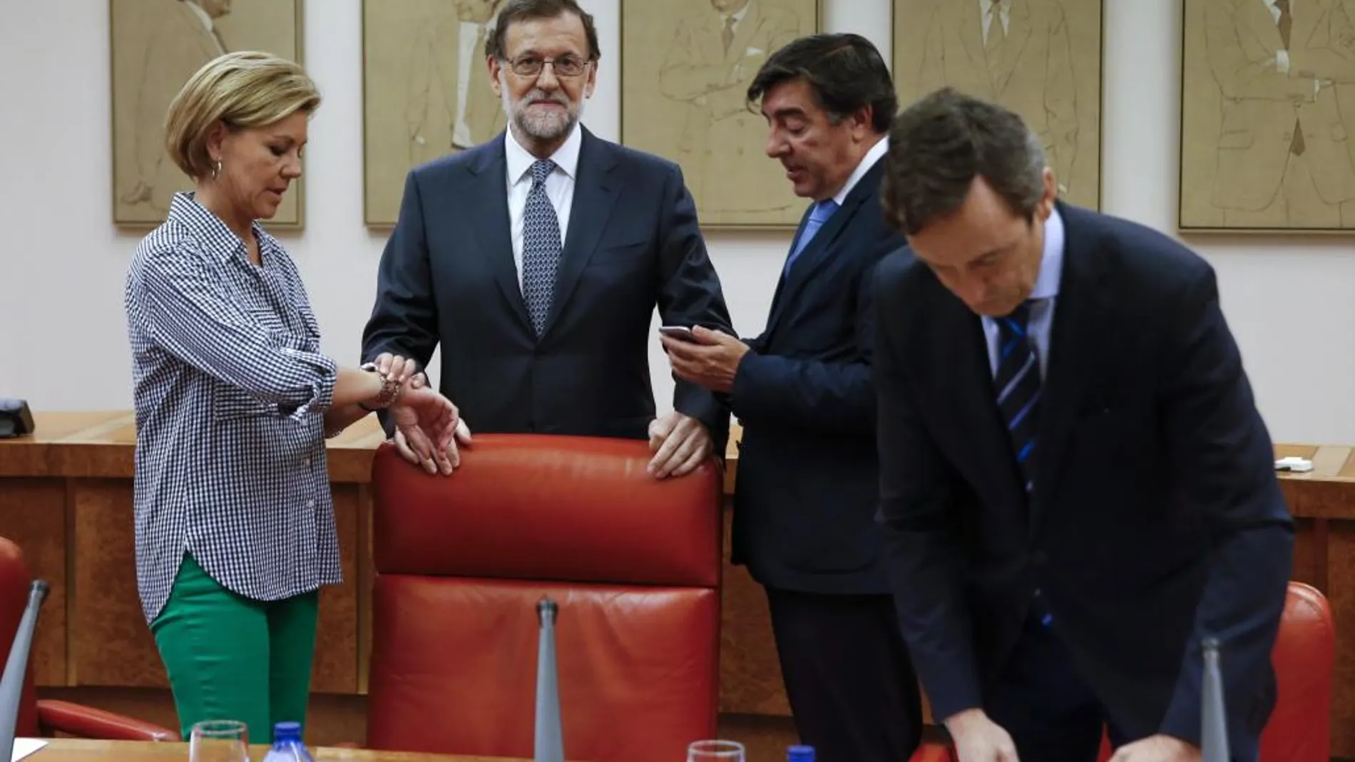 Mariano Rajoy junto a los diputados María Dolores de Cospedal y José Antonio Bermúdez de Castro, y el portavoz del grupo parlamentario, Rafael Hernando