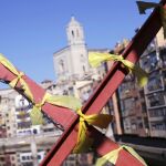 En un puente de Gerona han colocado lazos amarillos como símbolo de apoyo a Oriol Junqueras y los ex consellers encarcelados desde noviembre